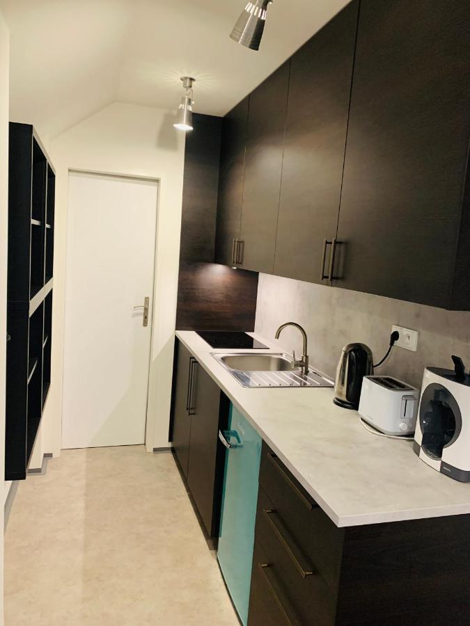 Cozy Friendly Place With Free Parking Praha Bagian luar foto