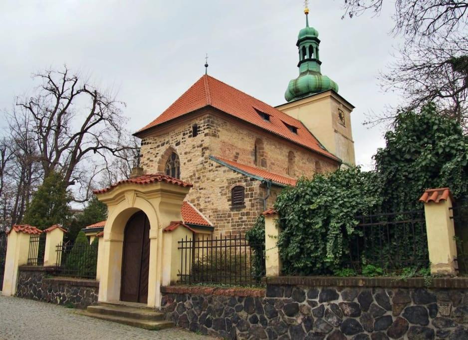 Cozy Friendly Place With Free Parking Praha Bagian luar foto