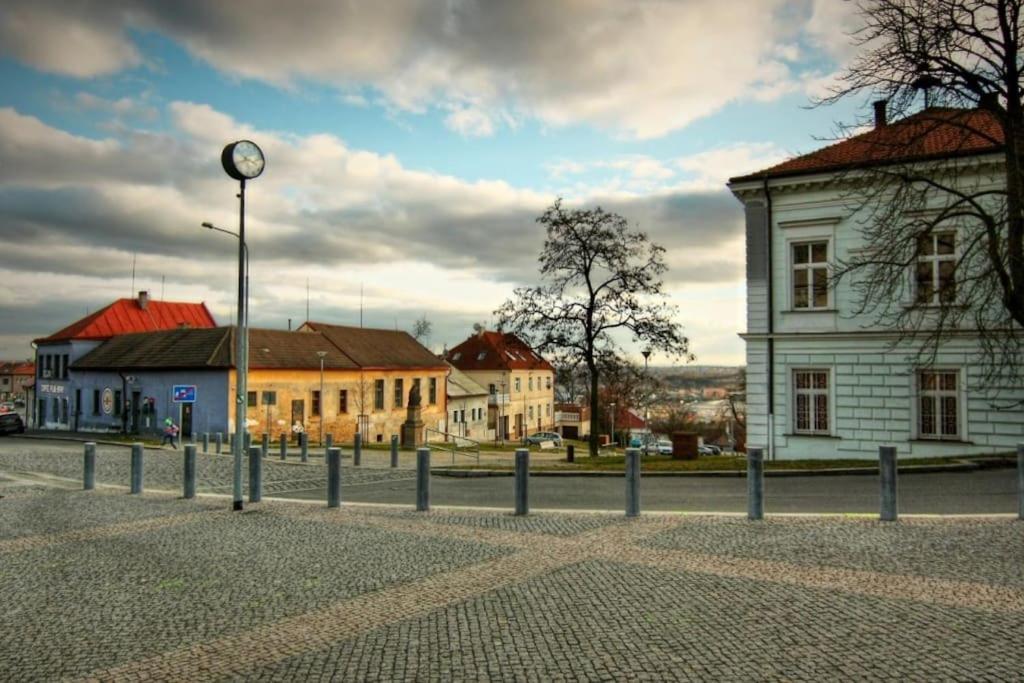 Cozy Friendly Place With Free Parking Praha Bagian luar foto