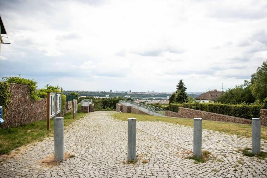 Cozy Friendly Place With Free Parking Praha Bagian luar foto