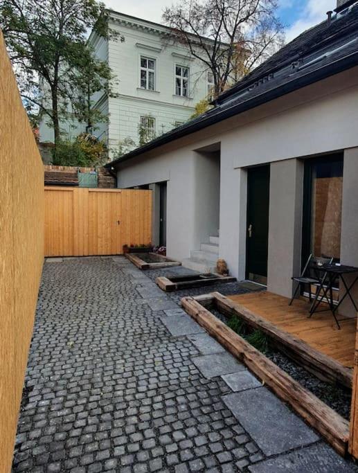 Cozy Friendly Place With Free Parking Praha Bagian luar foto